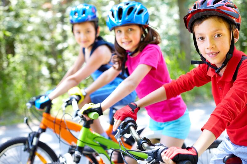 Im Grundschulalter wird Fahrrad fahren gelernt - Ratgeber spiel-preis.de