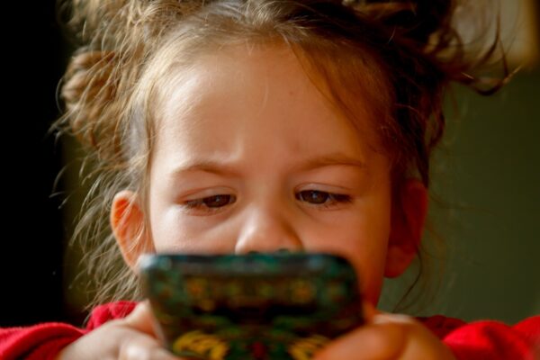 Mediennutzung Kinder - ein Handy zum Zeitvertreib sollte nicht sein - Ratgeber spiel-preis.de