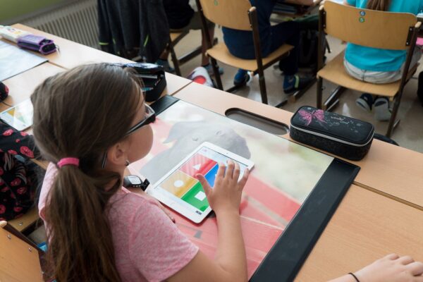Mediennutzung Kinder - schon in der Grundschule kommen Tablets zum Einsatz - spiel-preis.de