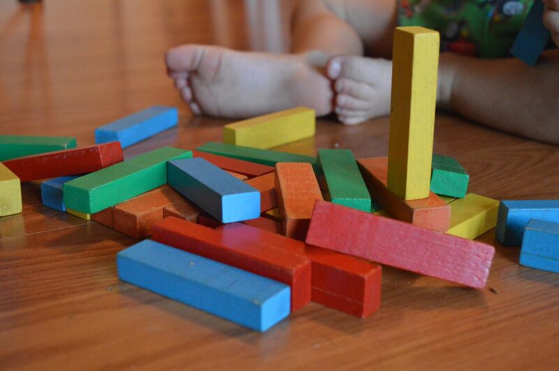 Montessori Materialien - vor allem Holz kommt hier zum Einsatz - Ratgeber spiel-preis.de