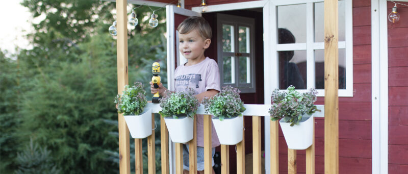 DIY Tipp - Hängen Sie bunte Blumenkästen ans Kinder Gartenhäuschen - spiel-preis.de RATGEBER