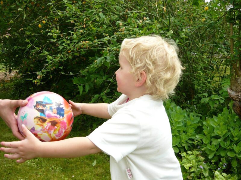 Gymnastik für Kinder - schon ein Ball wird zum Sportgerät - RATGEBER spiel-preis.de