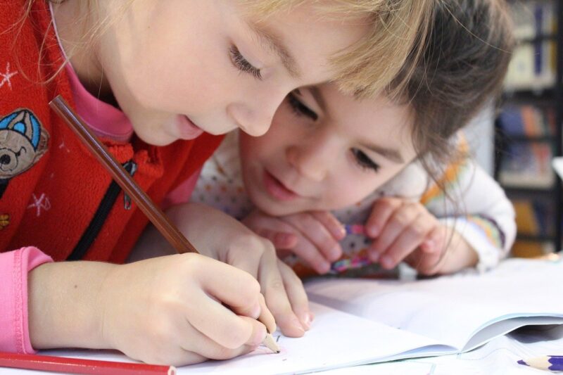 Lernen ohne Noten - möglich an einer Montessori Schule - Ratgeber spiel-preis.de