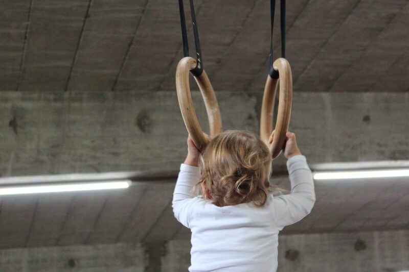Gymnastik für Kinder - im Kleinkinder Turnen ist viel geboten - RATGEBER spiel-preis.de