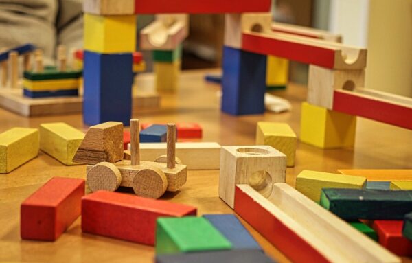 Holzspielzeug weckt die Kreativität Ihres Kindes - Ratgeber spiel-preis.de