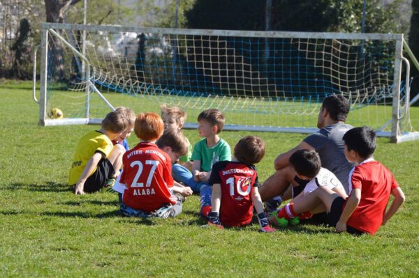 Zu Beginn reichen zum Fußball spielen noch ein Kinder-Trikot und Sportschuhe - spiel-preis.de