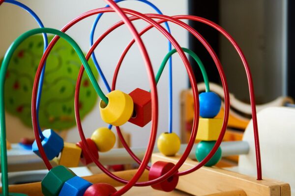 Unverzichtbar im Kinderzimmer: die Motorikschleife - Ratgeber Holzspielzeug spiel-preis.de