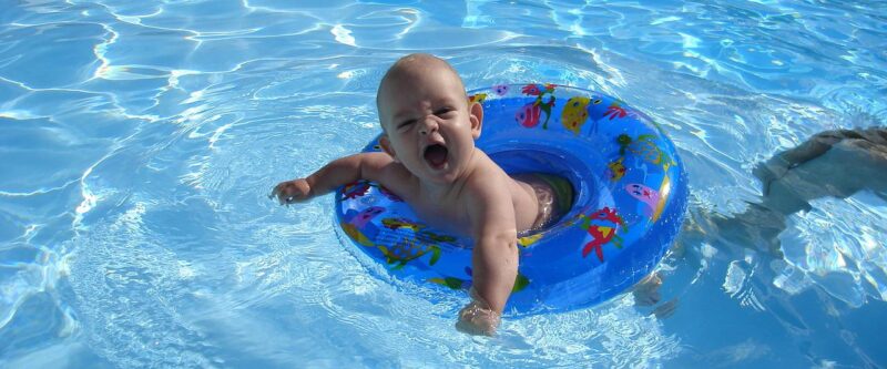 Badetemperatur für Babys im Pool sollte bei 30 Grad liegen - Aufstellpool heizen - RATGEBER spiel-preis.de