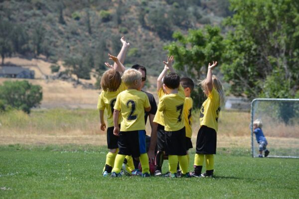Fußball spielen - früh übt sich - Kindermannschaften finden Sie in jeder größeren Gemeinde - spiel-preis.de RATGEBER