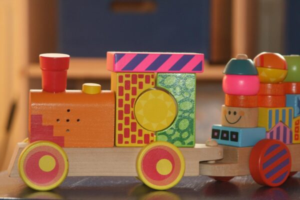 Holzspielzeug als Blickfang im Kinderzimmer - Ratgeber spiel-preis.de