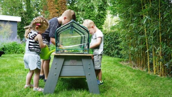 Gärtnern mit der Familie im Hochbeet - Kinder zuhause beschäftigen - RATGEBER spiel-preis.de
