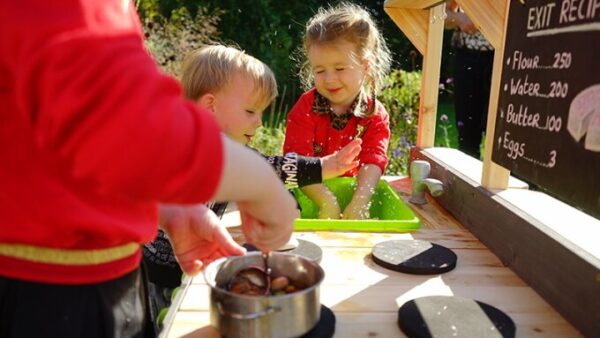 Kochen in der EXIT Outdoorküche - Kinder zuhause beschäftigen - Spielideen von spiel-preis.de