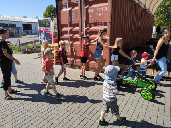 Mitarbeiterkinder auf dem Weg ins große Lager - hier ist viel zu sehen - Familien-Event-Tag bei spiel-preis.de