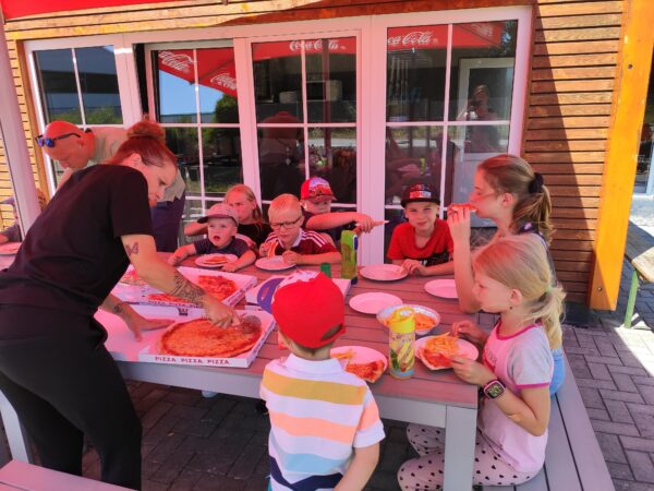 Kinder-Event-Tag - die Mittagspause - bei herrlichem Wetter gleich im Außengelände - spiel-preis.de