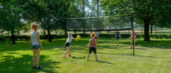 Spielen im Freien im Herbst - Sportnetze für Ballspiele sind jetzt der Hit im Garten - RATGEBER spiel-preis.de