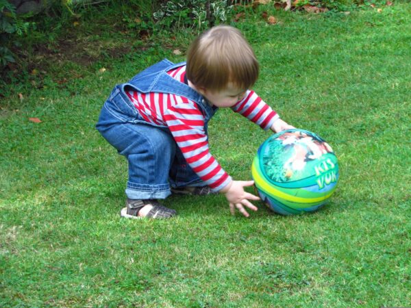 Warum Ballspielen für Kinder so wichtig ist - RATGEBER spiel-preis.de