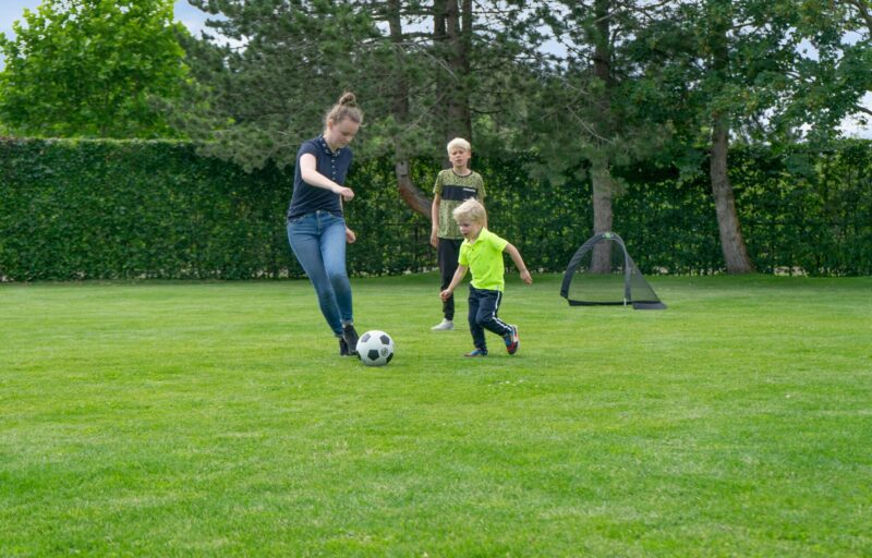 Ostern mit Kleinkindern - wie wäre es mit einem kurzen Fußball-Match - Ratgeber spiel-preis.de