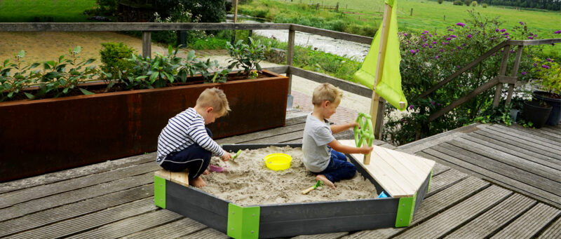 Kinderparadies - der Sandkasten gehört unbedingt dazu - viele Modelle entdecken auf spiel-preis.de