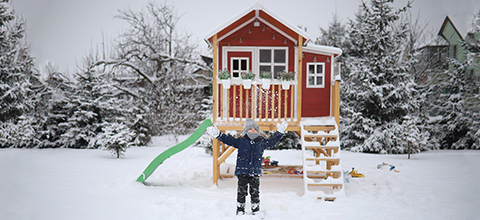 Winterspaß im Holzhaus von EXIT Toys - Weihnachtsgeschenke fürs Enkelkind - RATGEBER spiel-preis.de