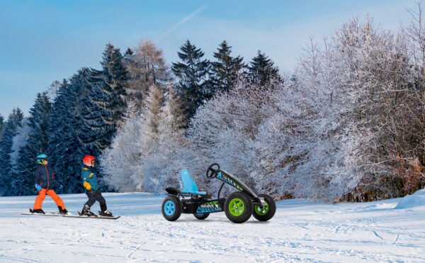 Raus in den Schnee mit dem Pedal-Gokart - Tipps zum Spielen im Winter im Freien - spiel-preis.de