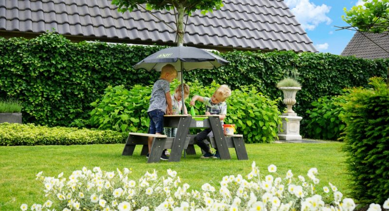 Paradies für kleine Entdecker: Garten für Kleinkinder anlegen - Ratgeber spiel-preis.de - kindgerechte Gartenmöbel nicht vergessen