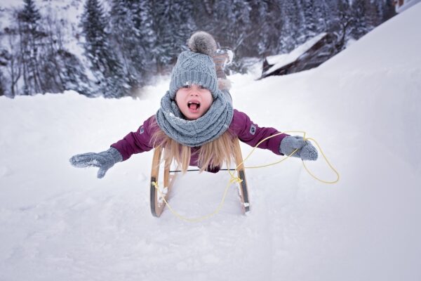 Warum im Winter im Freien spielen? - warm eingepackt geht es raus in den Schneespaß - Ratgeber spiel-preis.de