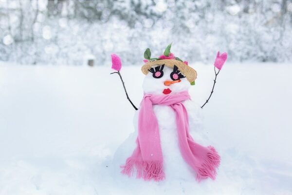 Warum im Winter im Freien spielen? Schneemänner bauen - Ratgeber spiel-preis.de