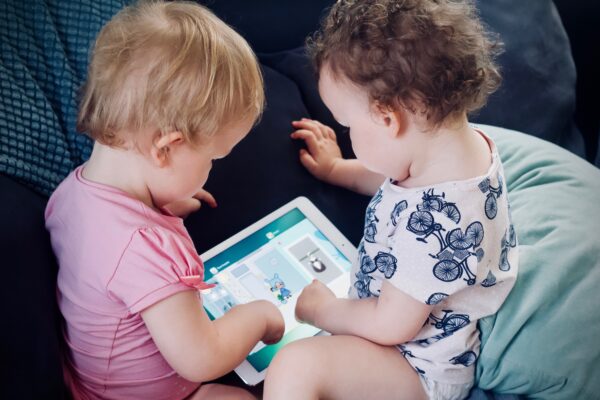 Tablet als Babysitter - lieber nicht - Medienzeiten für Kinder - RATGEBER spiel-preis.de