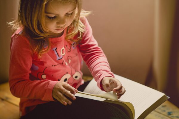 Grundschulkinder sollten sich mit Büchern selbständig beschäftigen können - RATGEBER spiel-preis.de - Medienzeiten