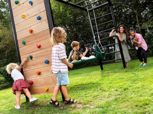 Paradies für kleine Entdecker: Garten für Kleinkinder anlegen - ein Klettergerüst wie die BERG PlayBase ist ein echter Allrounder - spiel-preis.de RATGEBER