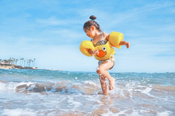 Kinder müssen schwimmen lernen - am Meer lauern besondere Gefahren - RATGEBER spiel-preis.de