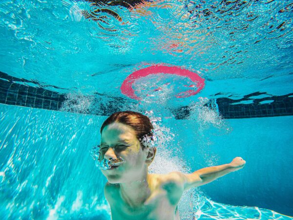 Wie Kinder schwimmen lernen - Seepferdchen Prüfung meistern - RATGEBER spiel-preis.de