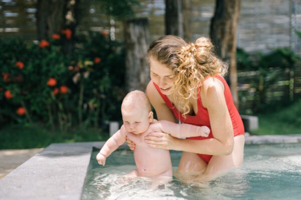 Babyschwimmen - ein erster wichtiger Schritt, damit Kinder voller Freude schwimmen lernen - RATGEBER spiel-preis.de