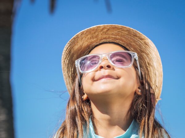 Eine Sonnebrille sollten im Sommer auch schon Kinder tragen - RATGEBER spiel-preis.de