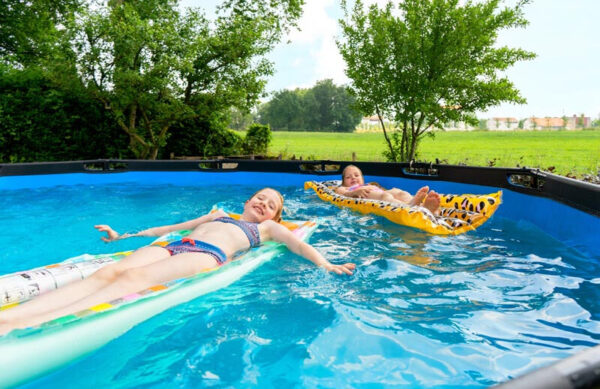 Rein in den Pool - ein Kinderparadies schafft auch Abkühlung an heißen Sommertagen - Ratgeber spiel-preis.de