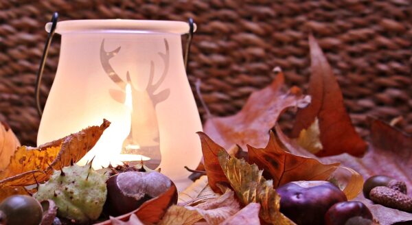 Herbstliche Windlichter gestalten - mit LED-Kerze wird es Kindersicher - RATGEBER spiel-preis.de