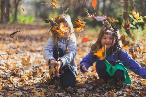 Basteln mit Kindern im Herbst - eine Blätterdusche muss sein - Ratgeber spiel-preis.de