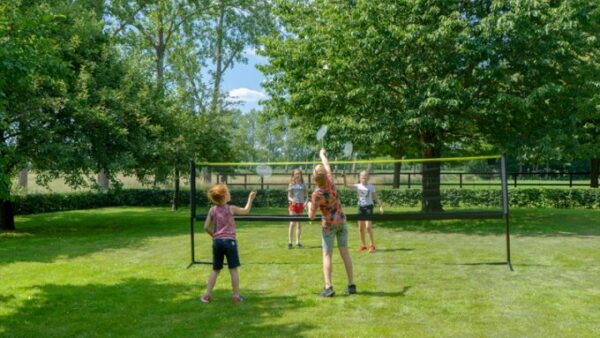 Fitness-Studio im Garten - Federball spielen ist ein echter Allrounder - Ratgeber spiel-preis.de