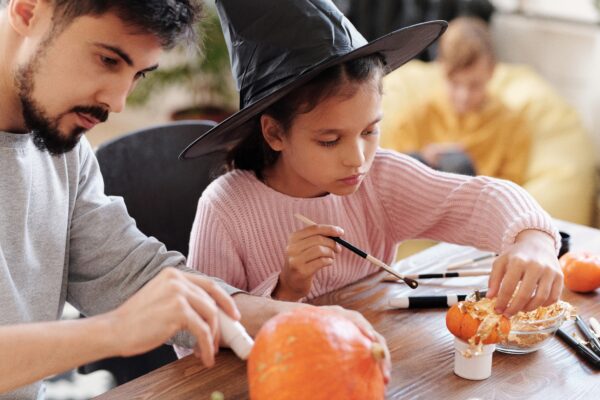Kürbis schnitzen mit Kindern - Halloween feiern - RATGEBER spiel-preis.de 