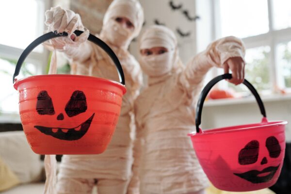 Halloween feiern mit Kindern - Süßigkeiten gehören dazu - RATGEBER spiel-preis.de