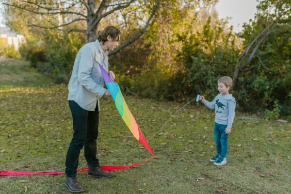 Drachen steigen lassen mit Kindern - Ratgeber spiel-preis.de