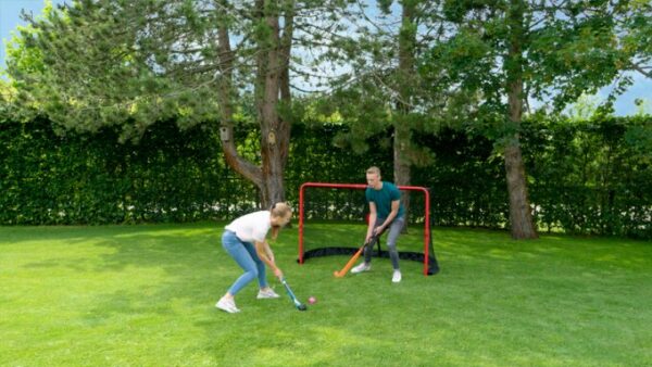 Funhockey funktioniert prima auch im Garten - Ratgeber spiel-preis.de