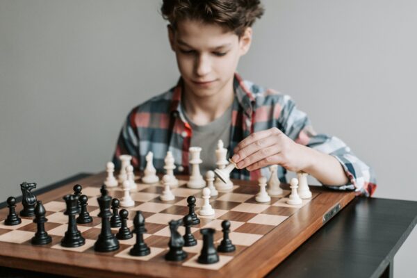 Gerade Schach ist ein Brettspiel, das auch ältere Kinder fasziniert - Ratgeber spiel-preis.de