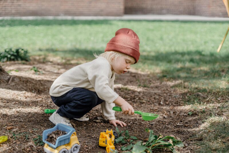 Bedeutung von Outdoor-Spielen für die kindliche Entwicklung - Ratgeber spiel-preis.de