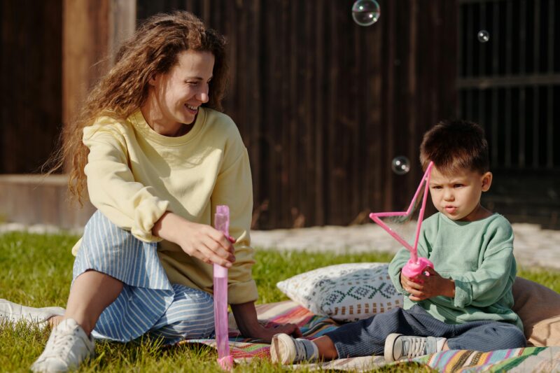 Bedeutung von Outdoor-Spielen für die kindliche Entwicklung - Ratgeber spiel-preis.de