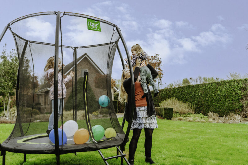 Ostern mit Kindern – Ratgeber rund um das Fest - ein Trampolin zu Ostern ist eine super Idee - spiel-preis.de