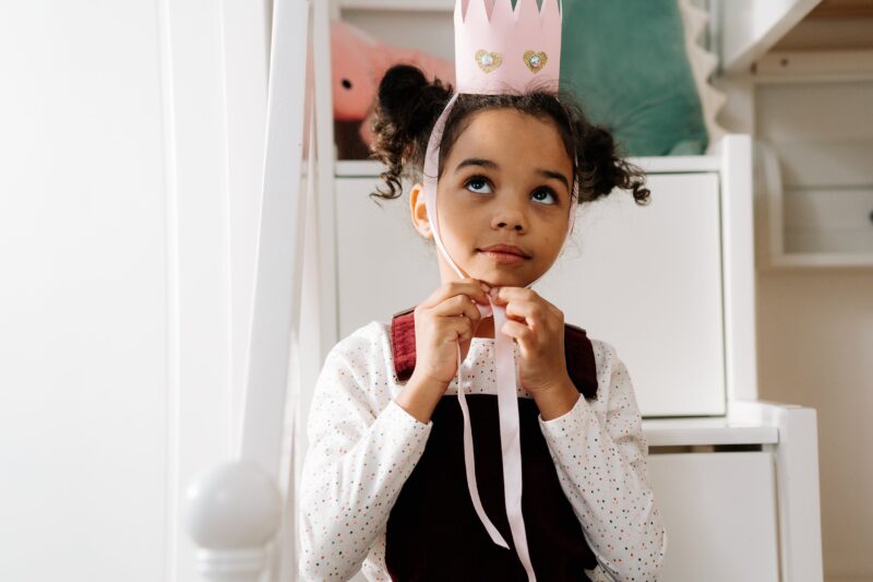 Fasching feiern mit kleinen Kindern - ein Prinzessinenkostüm ist schnell zusammengestellt - Ratgeber spiel-preis.de