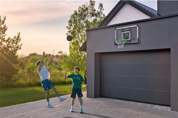 Basketball spielen - gerade für ältere Kinder wird der Garten so zum Kinderparadies - Ratgeber spiel-preis.de