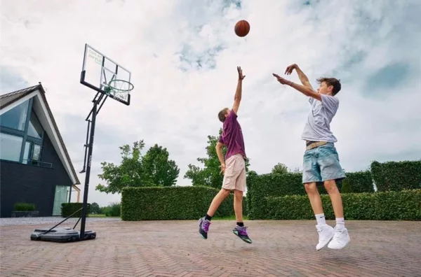Oster-Spiele im Garten: Frische Ideen für Outdoor-Action - Lust auf eine Runde Basketball? - Ratgeber spiel-preis.de