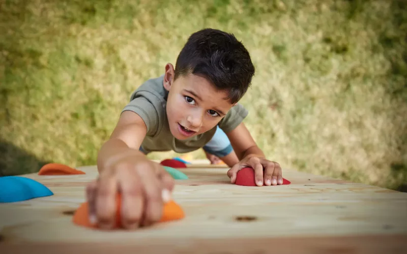 Was Kinder im Alter von 5 Jahren bereits alles können - Klettern schult Kinder enorm - Ratgeber spiel-preis.de